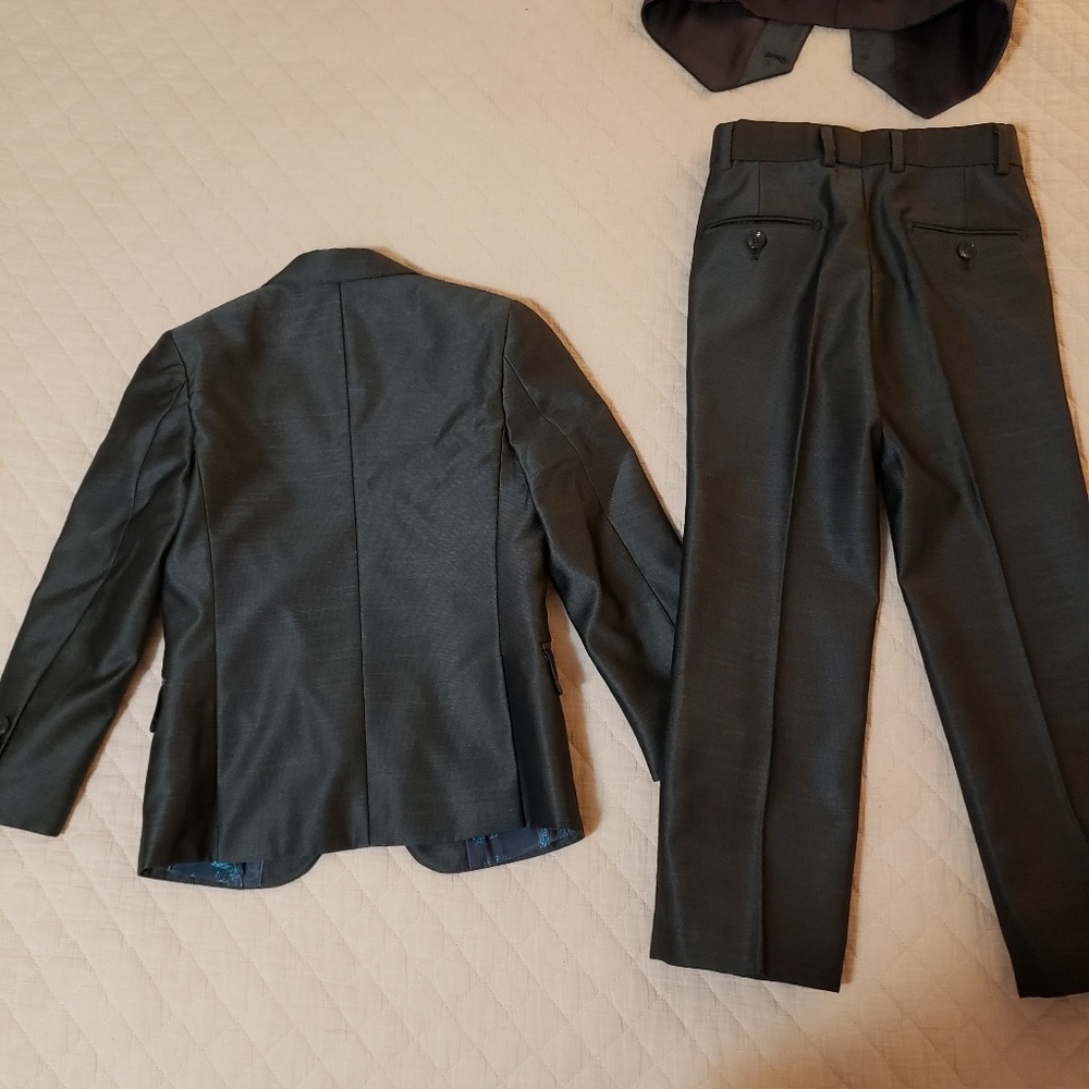 Suit - Picture 5 of 6